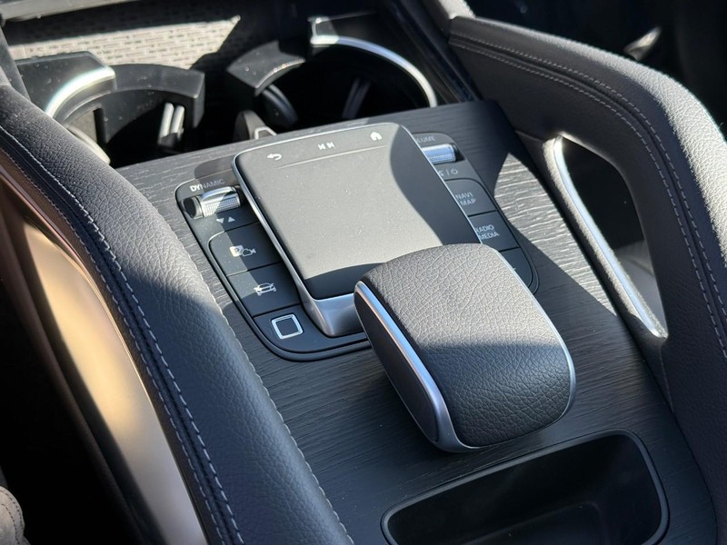 Mercedes-Benz GLE Vehicle Full-screen Gallery Image 18