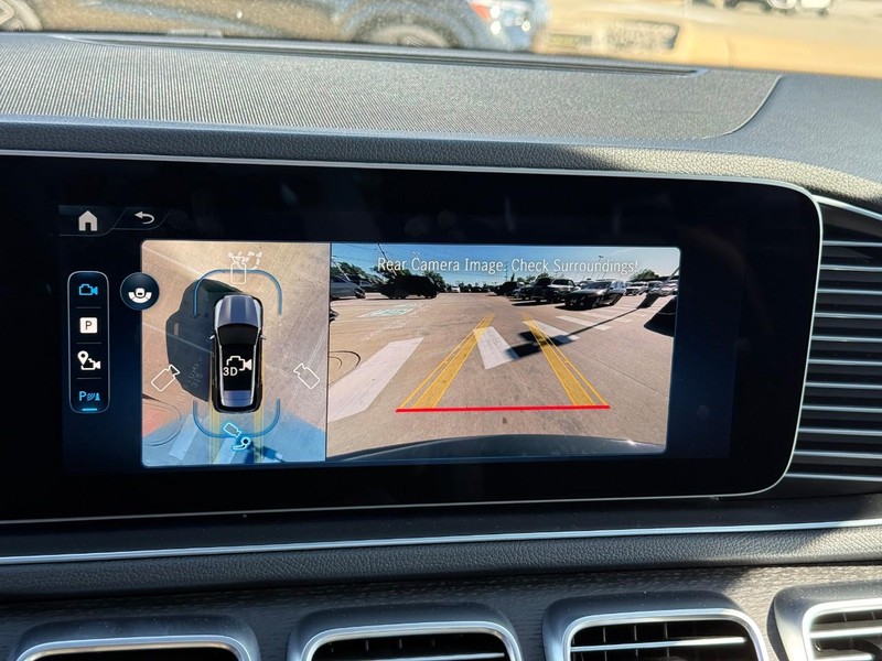 Mercedes-Benz GLE Vehicle Full-screen Gallery Image 19