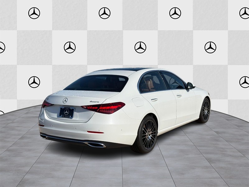 Mercedes-Benz C-Class Vehicle Full-screen Gallery Image 3