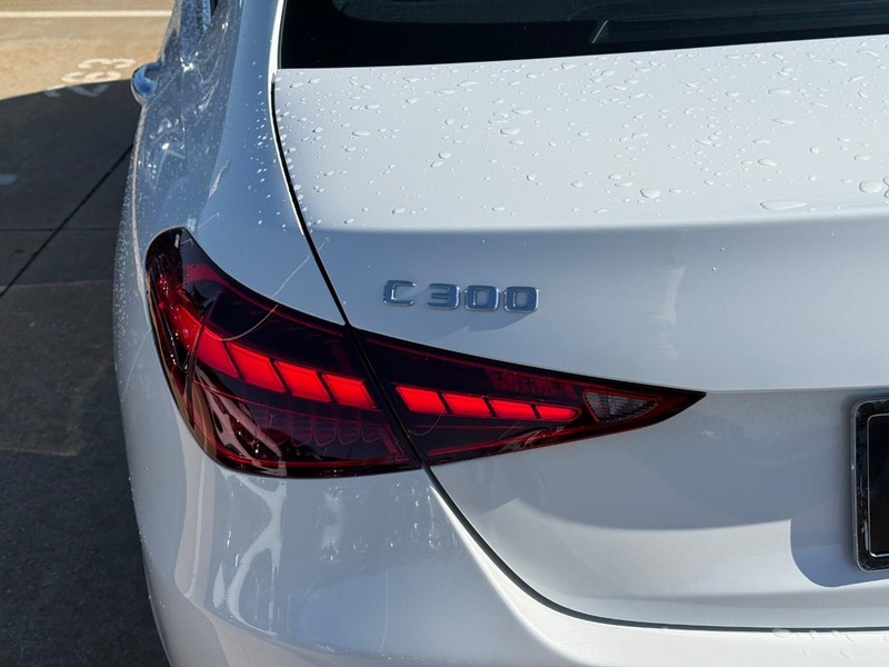 Mercedes-Benz C-Class Vehicle Full-screen Gallery Image 4