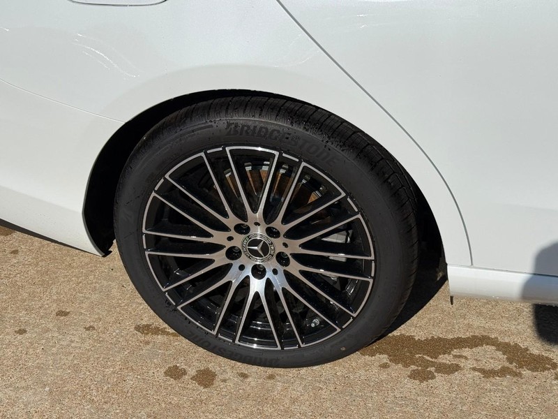 Mercedes-Benz C-Class Vehicle Full-screen Gallery Image 6
