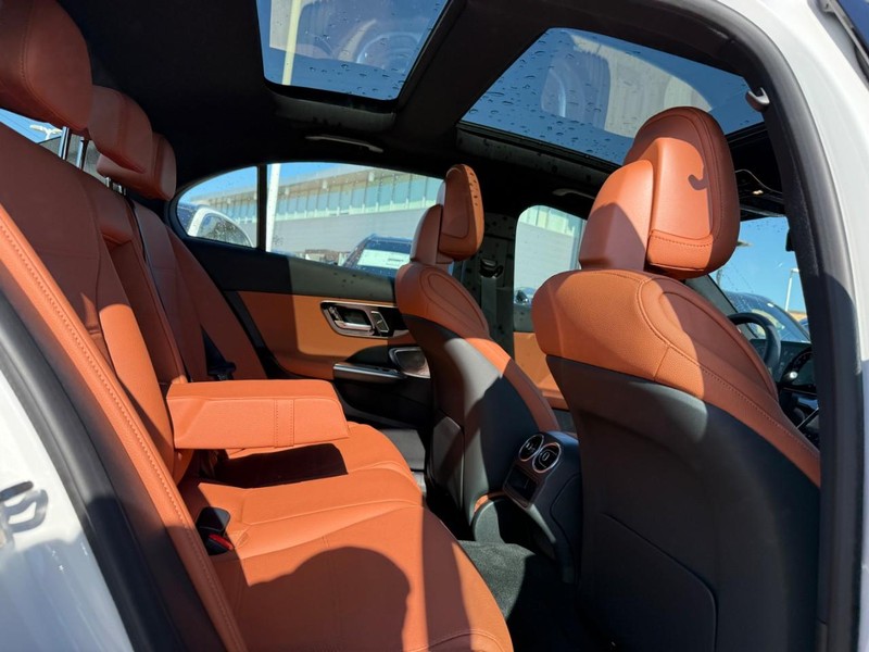 Mercedes-Benz C-Class Vehicle Full-screen Gallery Image 7