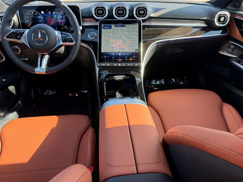 Mercedes-Benz C-Class Vehicle Full-screen Gallery Image 8