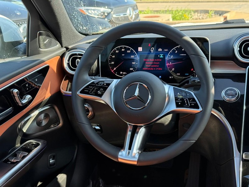 Mercedes-Benz C-Class Vehicle Full-screen Gallery Image 9