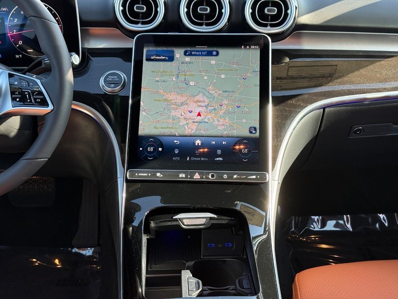 Mercedes-Benz C-Class Vehicle Full-screen Gallery Image 11