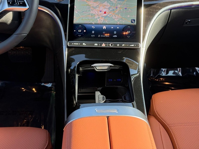 Mercedes-Benz C-Class Vehicle Full-screen Gallery Image 12