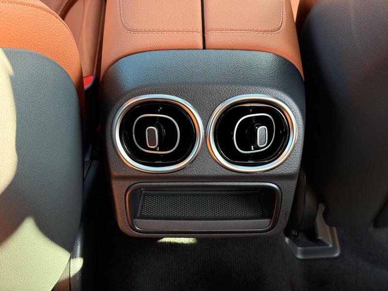 Mercedes-Benz C-Class Vehicle Full-screen Gallery Image 13