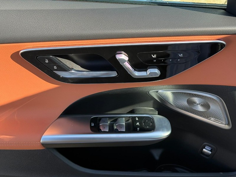 Mercedes-Benz C-Class Vehicle Full-screen Gallery Image 14