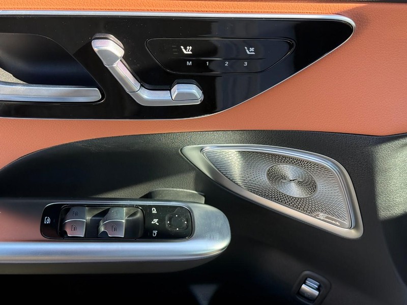 Mercedes-Benz C-Class Vehicle Full-screen Gallery Image 15