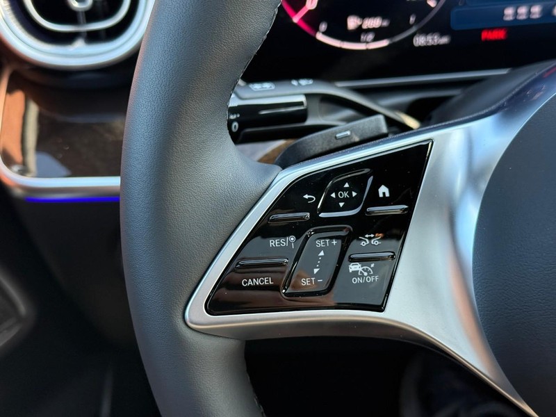 Mercedes-Benz C-Class Vehicle Full-screen Gallery Image 17
