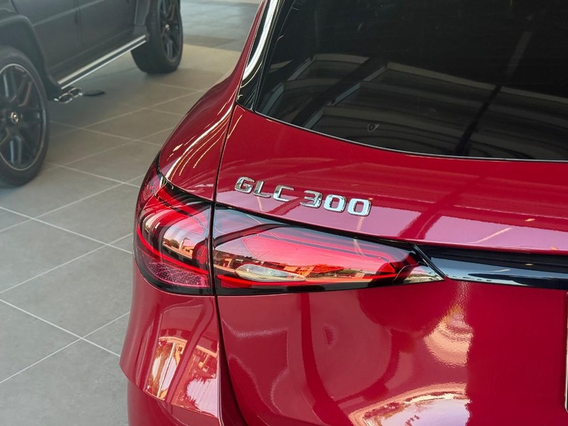 Mercedes-Benz GLC Vehicle Full-screen Gallery Image 5