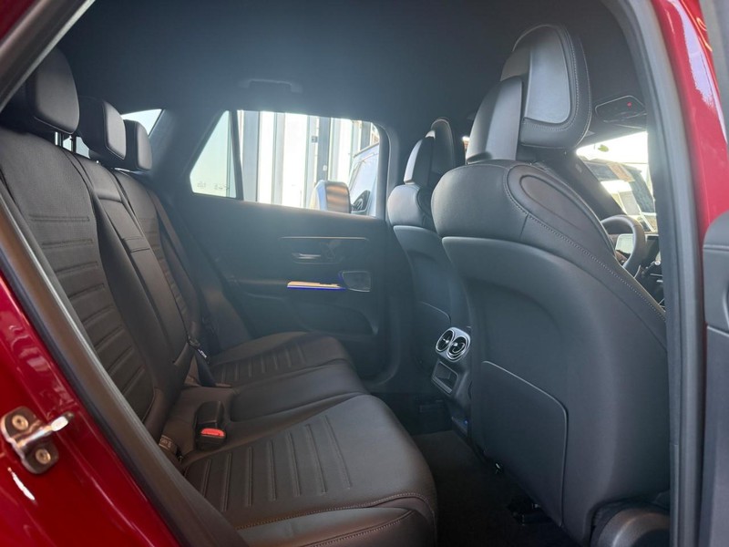 Mercedes-Benz GLC Vehicle Full-screen Gallery Image 7