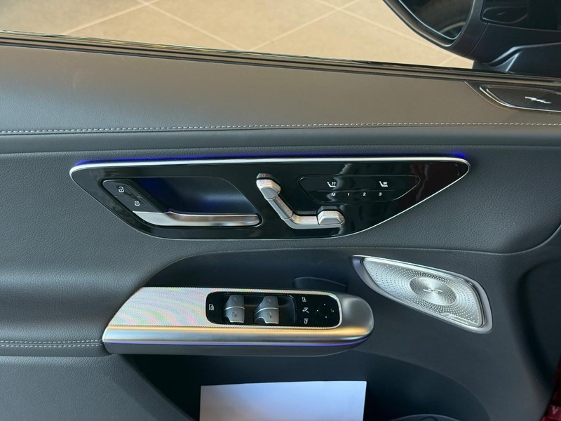 Mercedes-Benz GLC Vehicle Full-screen Gallery Image 12