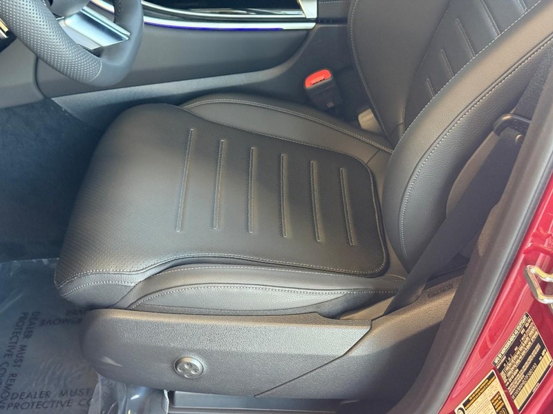 Mercedes-Benz GLC Vehicle Full-screen Gallery Image 14