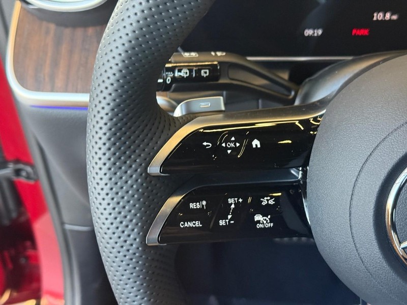 Mercedes-Benz GLC Vehicle Full-screen Gallery Image 15