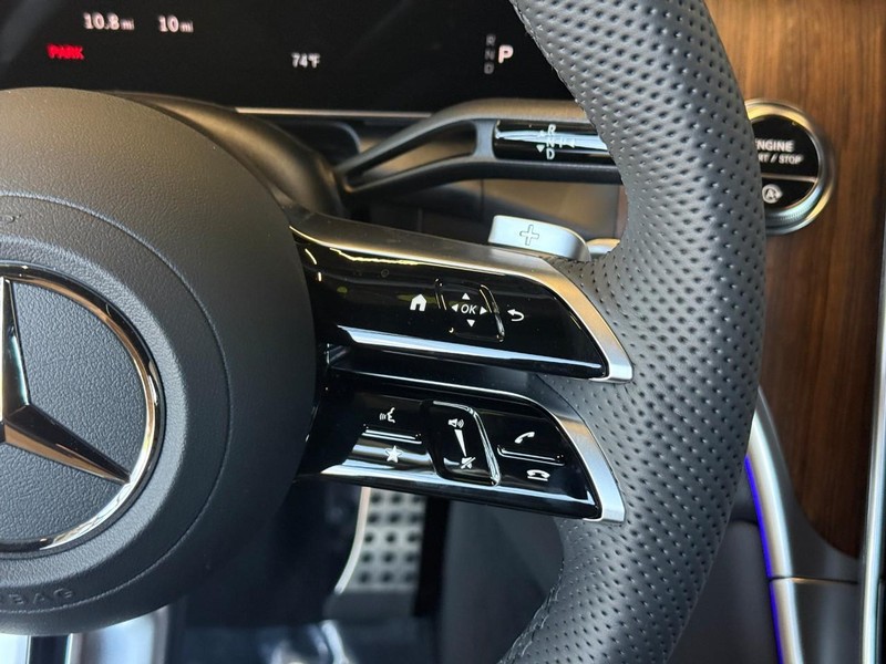 Mercedes-Benz GLC Vehicle Full-screen Gallery Image 16