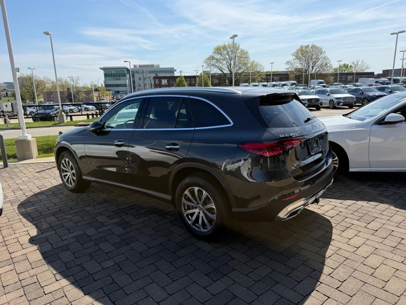 Mercedes-Benz GLC Vehicle Full-screen Gallery Image 2