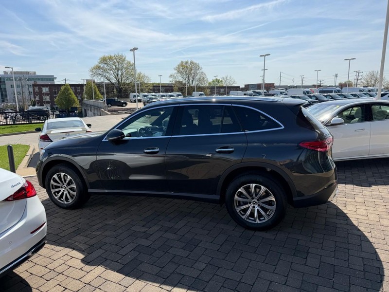 Mercedes-Benz GLC Vehicle Full-screen Gallery Image 3