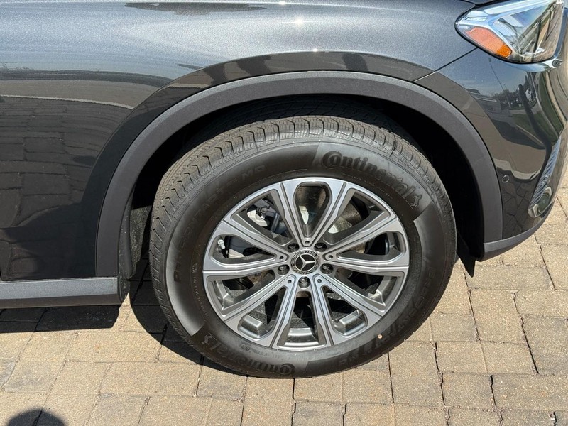 Mercedes-Benz GLC Vehicle Full-screen Gallery Image 4