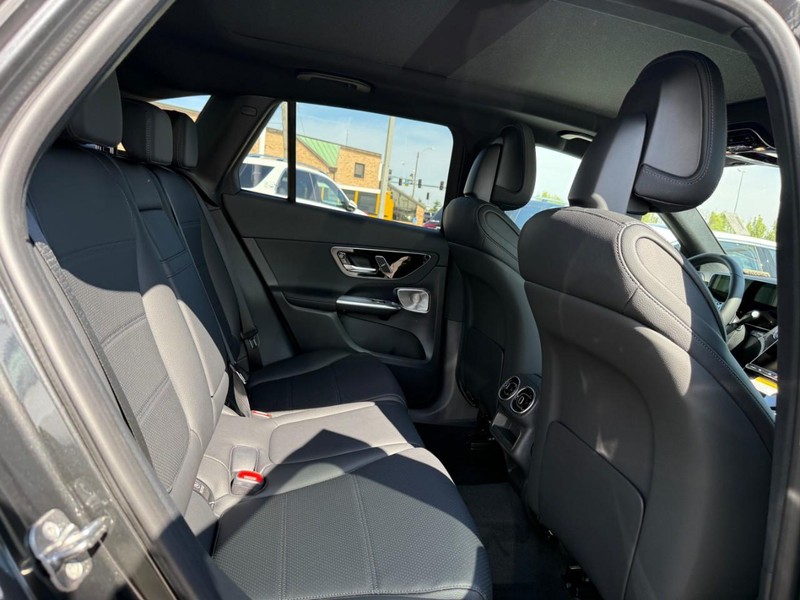 Mercedes-Benz GLC Vehicle Full-screen Gallery Image 5