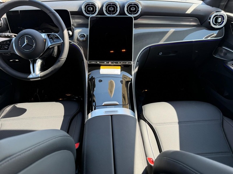 Mercedes-Benz GLC Vehicle Full-screen Gallery Image 6