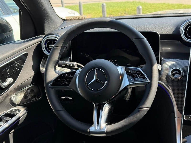 Mercedes-Benz GLC Vehicle Full-screen Gallery Image 7