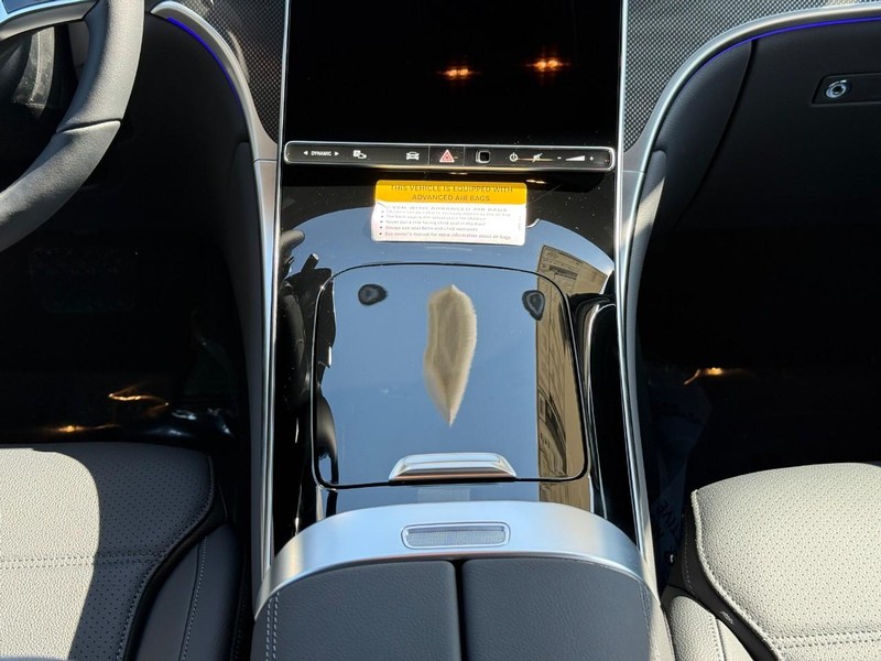 Mercedes-Benz GLC Vehicle Full-screen Gallery Image 9