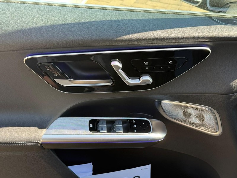 Mercedes-Benz GLC Vehicle Full-screen Gallery Image 10