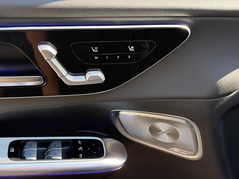 Mercedes-Benz GLC Vehicle Full-screen Gallery Image 11