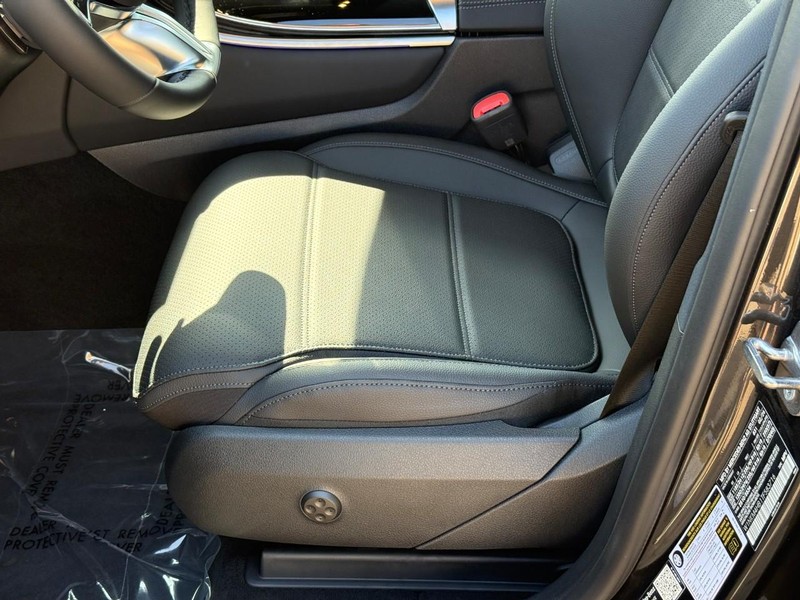 Mercedes-Benz GLC Vehicle Full-screen Gallery Image 12