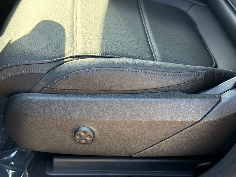 Mercedes-Benz GLC Vehicle Full-screen Gallery Image 13