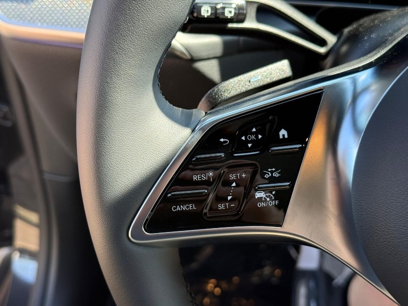 Mercedes-Benz GLC Vehicle Full-screen Gallery Image 14