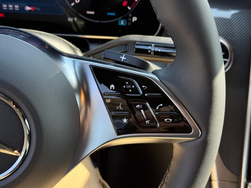 Mercedes-Benz GLC Vehicle Full-screen Gallery Image 15