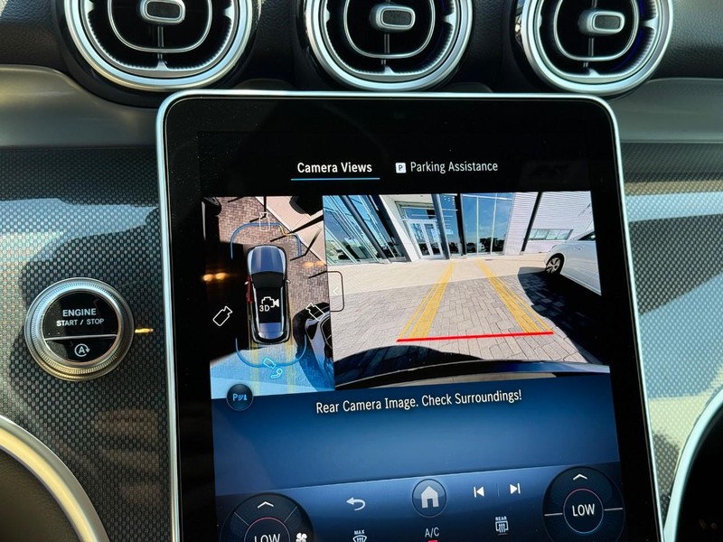 Mercedes-Benz GLC Vehicle Full-screen Gallery Image 16