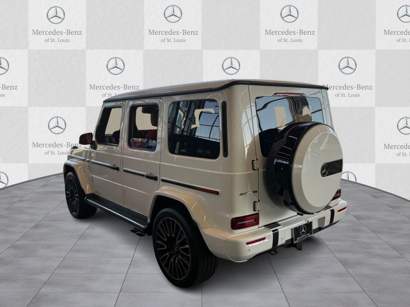 Mercedes-Benz G-Class Vehicle Full-screen Gallery Image 2