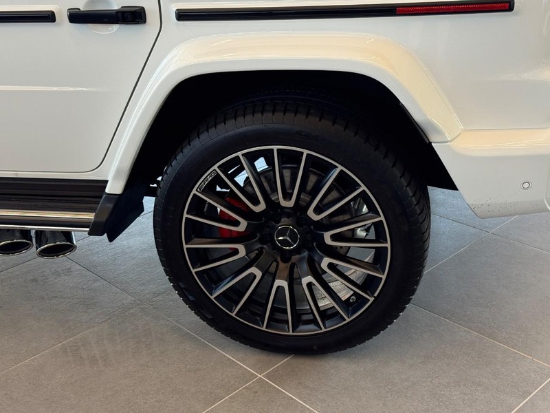 Mercedes-Benz G-Class Vehicle Full-screen Gallery Image 3