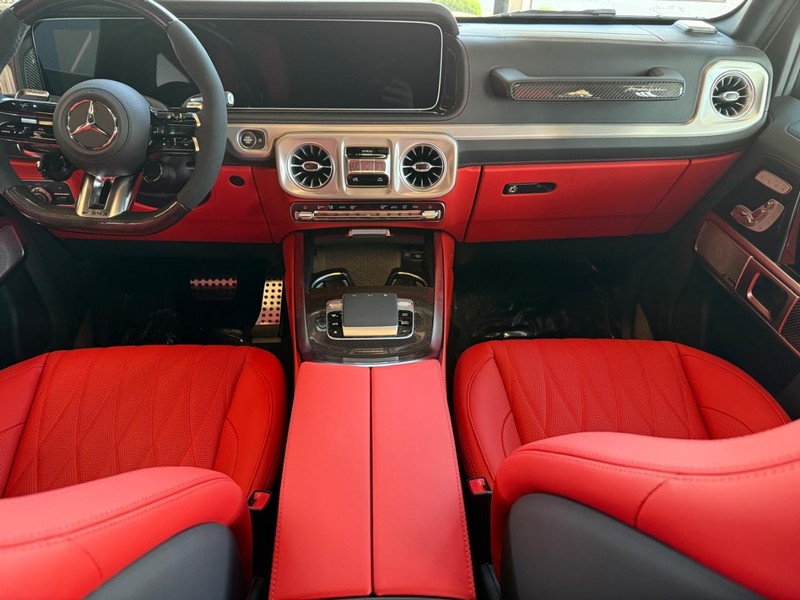 Mercedes-Benz G-Class Vehicle Full-screen Gallery Image 5