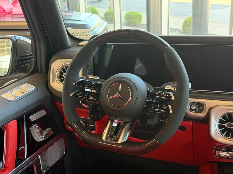 Mercedes-Benz G-Class Vehicle Full-screen Gallery Image 6