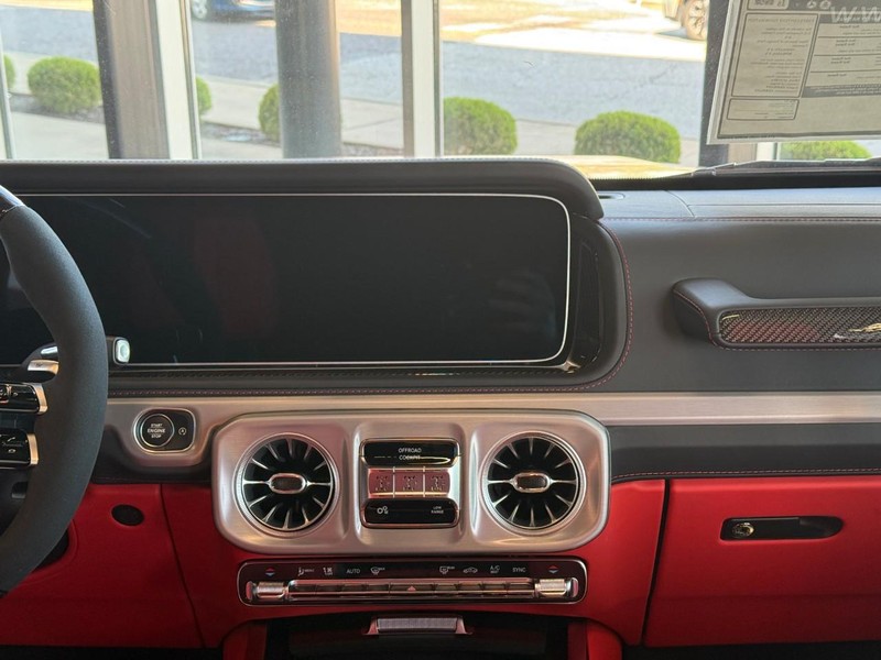 Mercedes-Benz G-Class Vehicle Full-screen Gallery Image 7