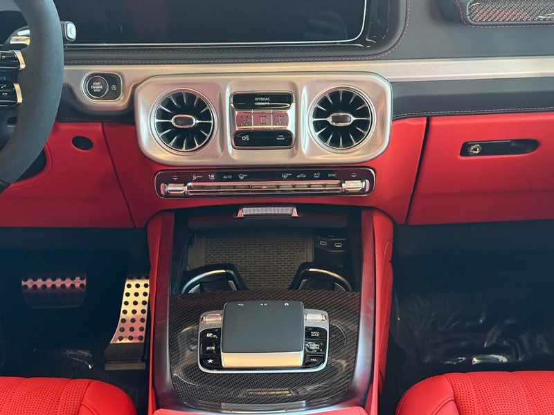 Mercedes-Benz G-Class Vehicle Full-screen Gallery Image 8