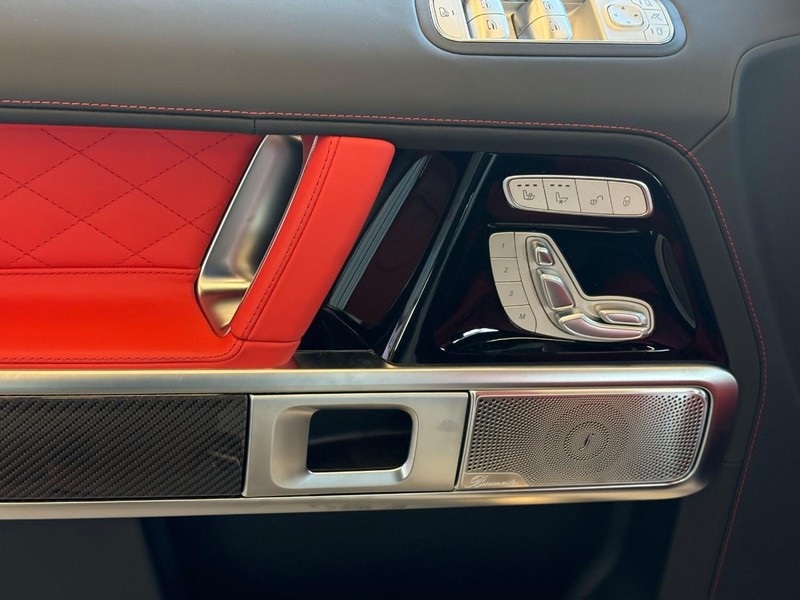 Mercedes-Benz G-Class Vehicle Full-screen Gallery Image 9