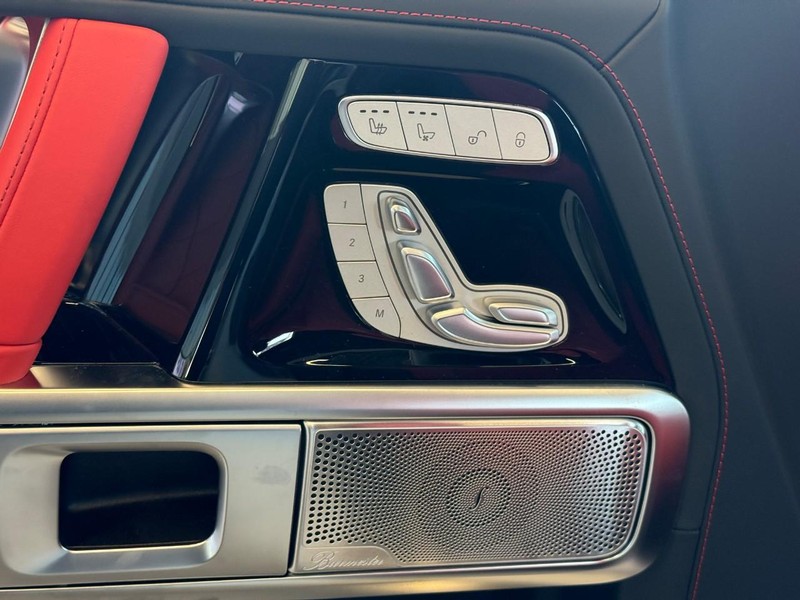 Mercedes-Benz G-Class Vehicle Full-screen Gallery Image 10