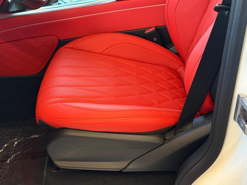 Mercedes-Benz G-Class Vehicle Full-screen Gallery Image 11