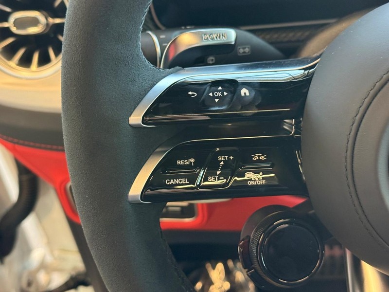 Mercedes-Benz G-Class Vehicle Full-screen Gallery Image 12