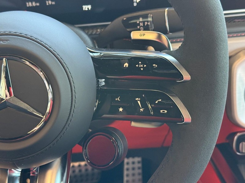 Mercedes-Benz G-Class Vehicle Full-screen Gallery Image 13