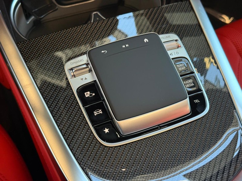 Mercedes-Benz G-Class Vehicle Full-screen Gallery Image 14