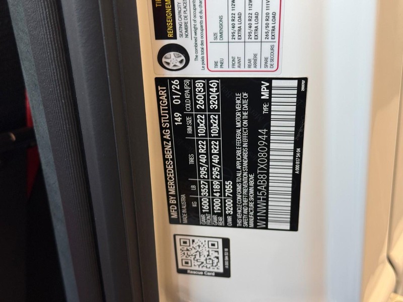 Mercedes-Benz G-Class Vehicle Full-screen Gallery Image 15