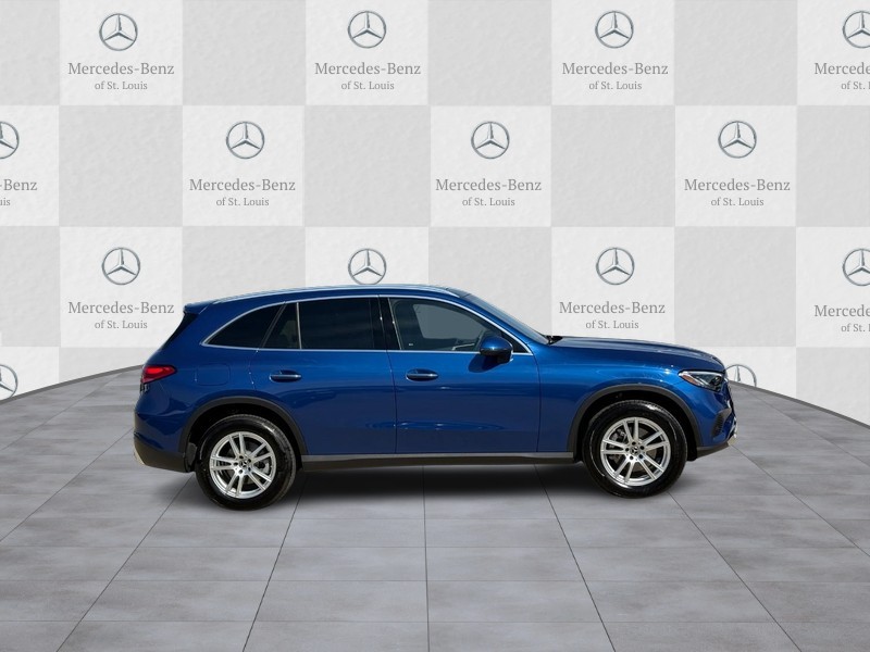 Mercedes-Benz GLC Vehicle Full-screen Gallery Image 2