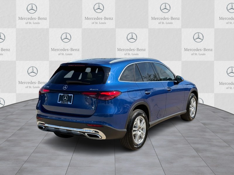Mercedes-Benz GLC Vehicle Full-screen Gallery Image 3