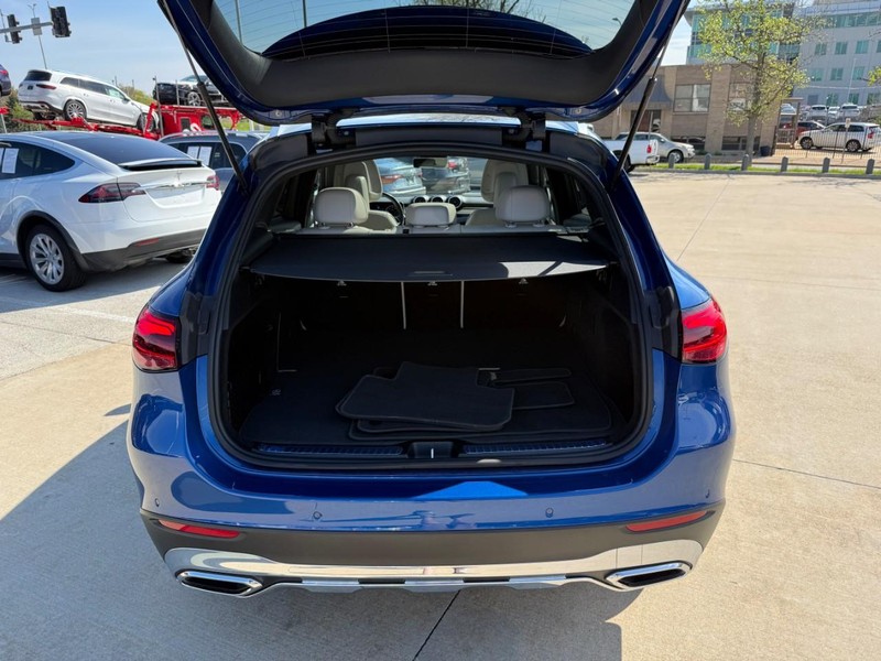 Mercedes-Benz GLC Vehicle Full-screen Gallery Image 8